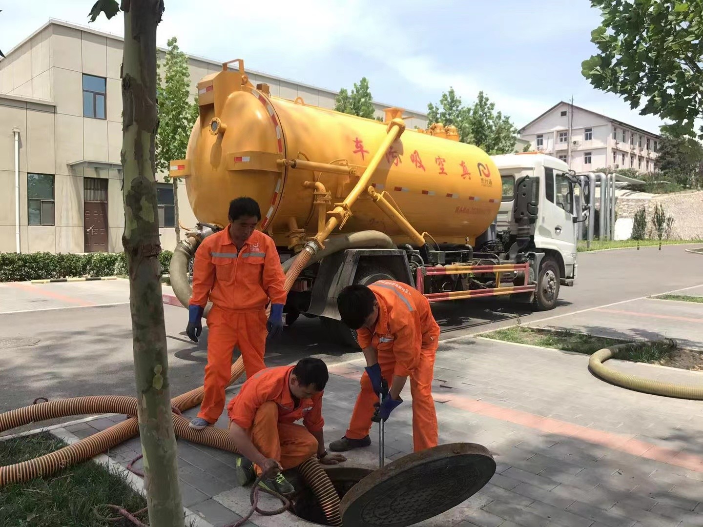 博望管道疏通车停在窨井附近